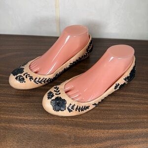 Vince Camuto Signature Amaretto Flat Leather Embroidered Size 8 ￼